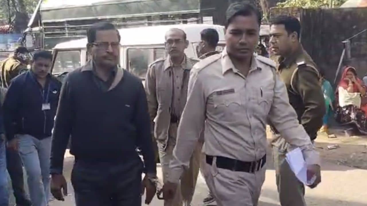 Bangladesh: অদ্ভুত রসায়ন বাংলায়! ছেলে পুলিশ, বাবা বাংলাদেশিদের জাল পাসপোর্ট বানায়