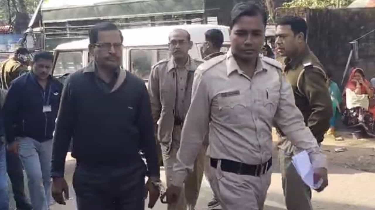 Bangladesh: অদ্ভুত রসায়ন বাংলায়! ছেলে পুলিশ, বাবা বাংলাদেশিদের জাল পাসপোর্ট বানায় Bangladesh: অদ্ভুত রসায়ন বাংলায়! ছেলে পুলিশ, বাবা বাংলাদেশিদের জাল পাসপোর্ট বানায়