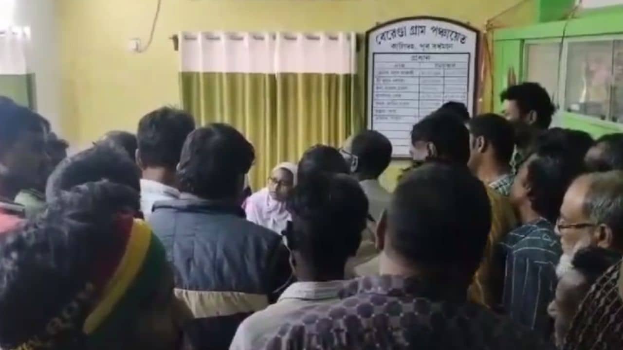 Bardhaman: নিজের রয়েছে দোতলা বাড়ি, মৃত শ্বশুরের নামে আবাসের টাকা পাচ্ছেন প্রধান