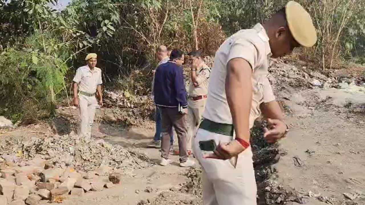 Titagarh: আবর্জনার ভিতর থেকে বেরিয়ে ছিল কেড়ে আঙুল, বেলচা দিয়ে ময়লা সরাতেই হাড়হিম দৃশ্য টিটাগড়ের ভাগাড়ে Titagarh: আবর্জনার ভিতর থেকে বেরিয়ে ছিল কেড়ে আঙুল, বেলচা দিয়ে ময়লা সরাতেই হাড়হিম দৃশ্য টিটাগড়ের ভাগাড়ে
