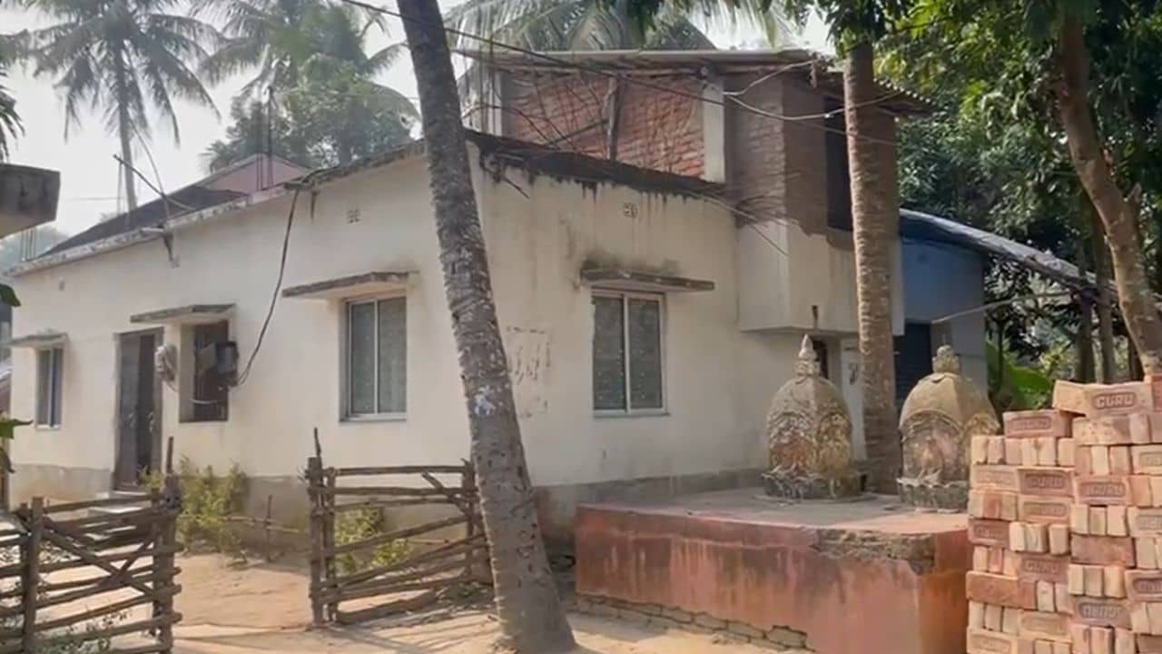 Awas Yojana: আবাসে বাড়ি পেতে পাকাবাড়ি থেকেও গোয়ালঘরে বাস ব্যক্তির! শোরগোল পড়তেই সমীক্ষক দলে থাকা স্ত্রীর যুক্তি...