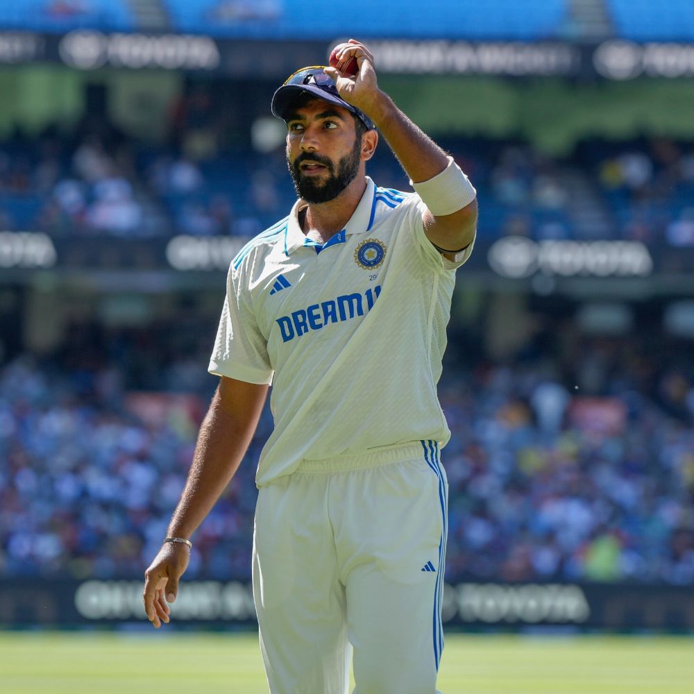 ভারতীয় টিমের সঙ্গে জসপ্রীত বুমরা না থাকলেও আইসিসির সবচেয়ে বড় তাজ তিনিই পেয়েছেন। পর পর দুই দিন আইসিসির বর্ষসেরা ২টি পুরস্কার পেয়েছেন বুমরা। (ছবি-পিটিআই)
