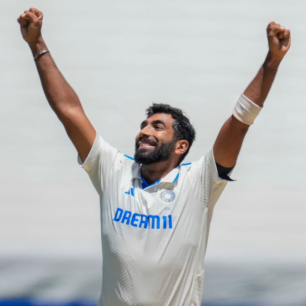 ২৭ জানুয়ারি বুমরা আইসিসির বর্ষসেরা ক্রিকেটারের তকমা পেয়েছিলেন। আর আজ, ২৯ জানুয়ারি তিনি পেলেন স্যার গারফিল্ড সোবার্স ট্রফি। অর্থাৎ আইসিসির নজরে বর্ষসেরা পুরুষ ক্রিকেটারের পুরস্কার পেলেন বুমরা। (ছবি-পিটিআই)
