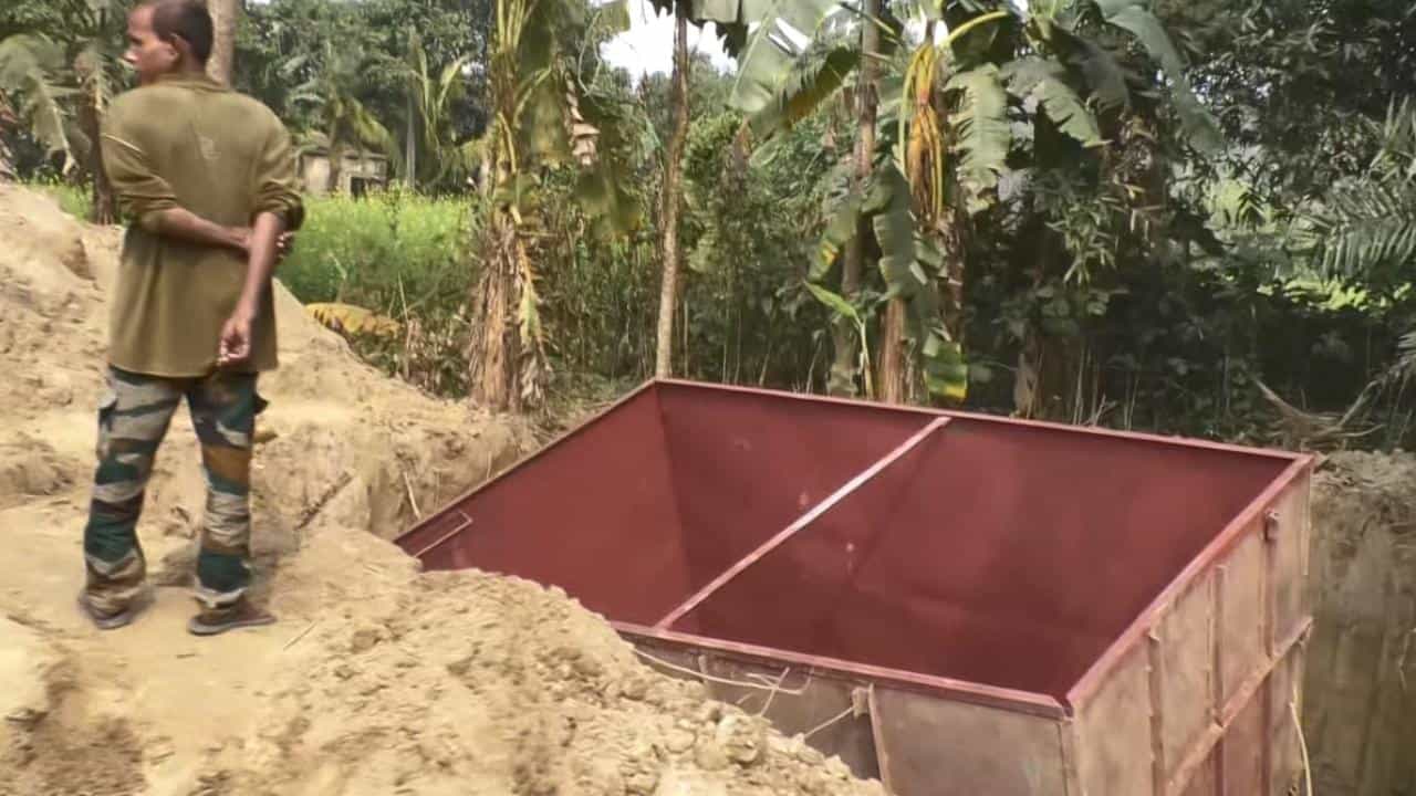 Bangladesh Border: আরও এক বাঙ্কারের খোঁজ, উপরে আবার কংক্রিটের ঢালাই! হচ্ছেটা কী বাংলাদেশ সীমান্তে? Bangladesh Border: আরও এক বাঙ্কারের খোঁজ, উপরে আবার কংক্রিটের ঢালাই! হচ্ছেটা কী বাংলাদেশ সীমান্তে?