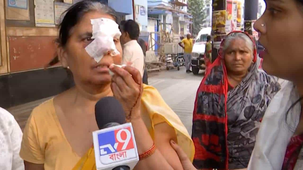 Bus Accident in Kolkata: ফের শহরে বাসের দৌরাত্ম্য, বড়বাজারে বেপরোয়া মিনি বাসের ধাক্কায় মৃত্যু মহিলার, হাসপাতালে আরও ৪ Bus Accident in Kolkata: ফের শহরে বাসের দৌরাত্ম্য, বড়বাজারে বেপরোয়া মিনি বাসের ধাক্কায় মৃত্যু মহিলার, হাসপাতালে আরও ৪