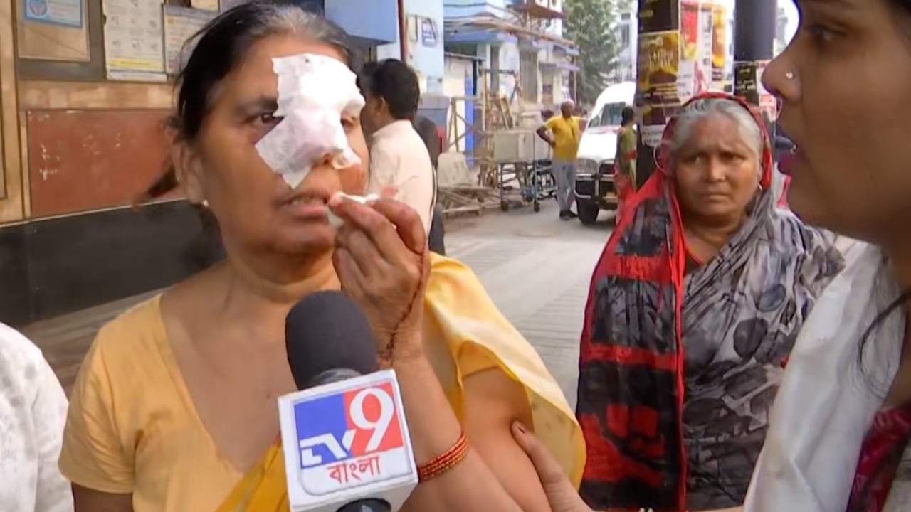 Bus Accident in Kolkata: ফের শহরে বাসের দৌরাত্ম্য, বড়বাজারে বেপরোয়া মিনি বাসের ধাক্কায় মৃত্যু মহিলার, হাসপাতালে আরও ৪ Bus Accident in Kolkata: ফের শহরে বাসের দৌরাত্ম্য, বড়বাজারে বেপরোয়া মিনি বাসের ধাক্কায় মৃত্যু মহিলার, হাসপাতালে আরও ৪