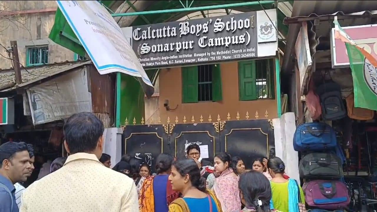 Sonarpur: ফি বৃদ্ধির প্রতিবাদ, কলকাতা বয়েজ স্কুলের সোনারপুর শাখায় বিক্ষোভ