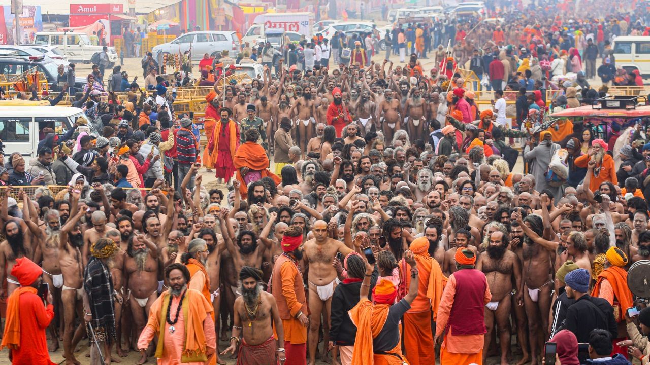 চেষ্টা করুন, আপনার সন্তান যদি জরুরি ফোন নম্বরগুলো মুখস্থ করে রাখতে পারেন। হারিয়ে গেলে দ্রুতই যাতে সে কোনও পুলিশ কিংবা নিরাপত্তাকর্মীর কাছে যায়, সেই বিষয়ে শিখিয়ে রাখুন। অচেনা কারও সঙ্গে যেন ভুলেও না যায়, সতর্ক করে রাখুন। 