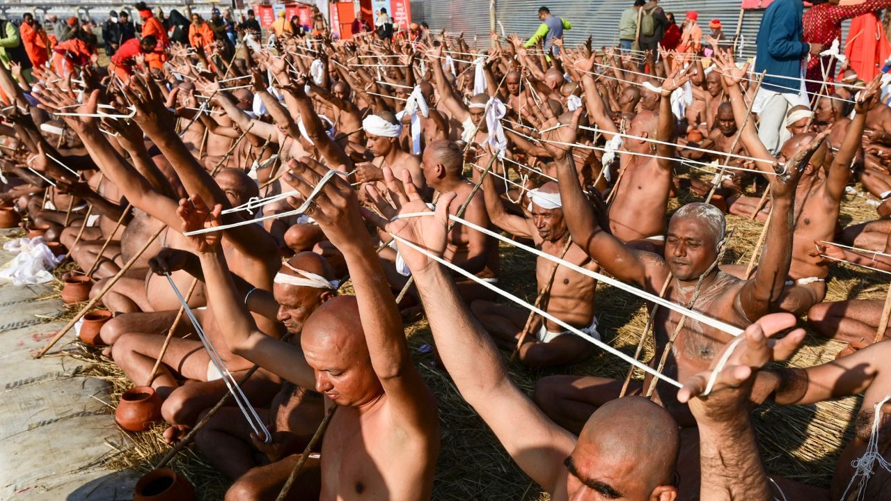 যদি কোনওভাবে আপনার সন্তান হারিয়ে যায়, আপনি নিজেও সেখানে ঘোষণা মঞ্চের কাছে গিয়ে সন্তানের নাম ধরে ডাকতে পারেন মাইকে। সন্তান যদি খুব ছোট হয়, তাঁকে কোলে নিয়ে ঘোরারই চেষ্টা করুন। 