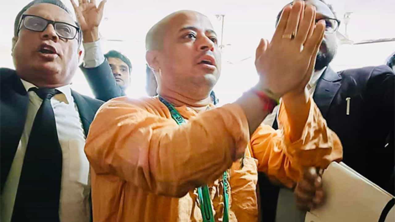 Bangladesh: কী হচ্ছে বাংলাদেশে! আজও বিচারের অপেক্ষায় দিন কাটল চিন্ময়কৃষ্ণের Bangladesh: কী হচ্ছে বাংলাদেশে! আজও বিচারের অপেক্ষায় দিন কাটল চিন্ময়কৃষ্ণের
