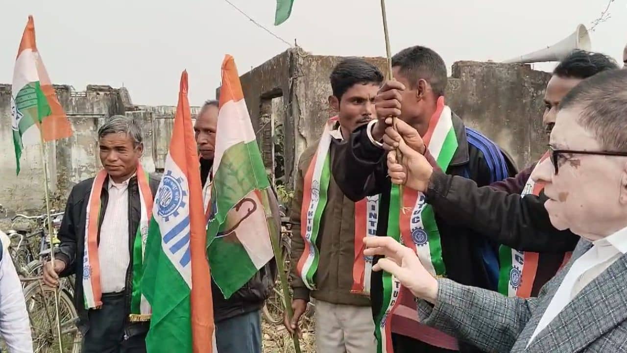 Jalpaiguri: মিলবে আইনি সাহায্য, তৃণমূল ছেড়ে কংগ্রেসে যোগ চা শ্রমিকদের