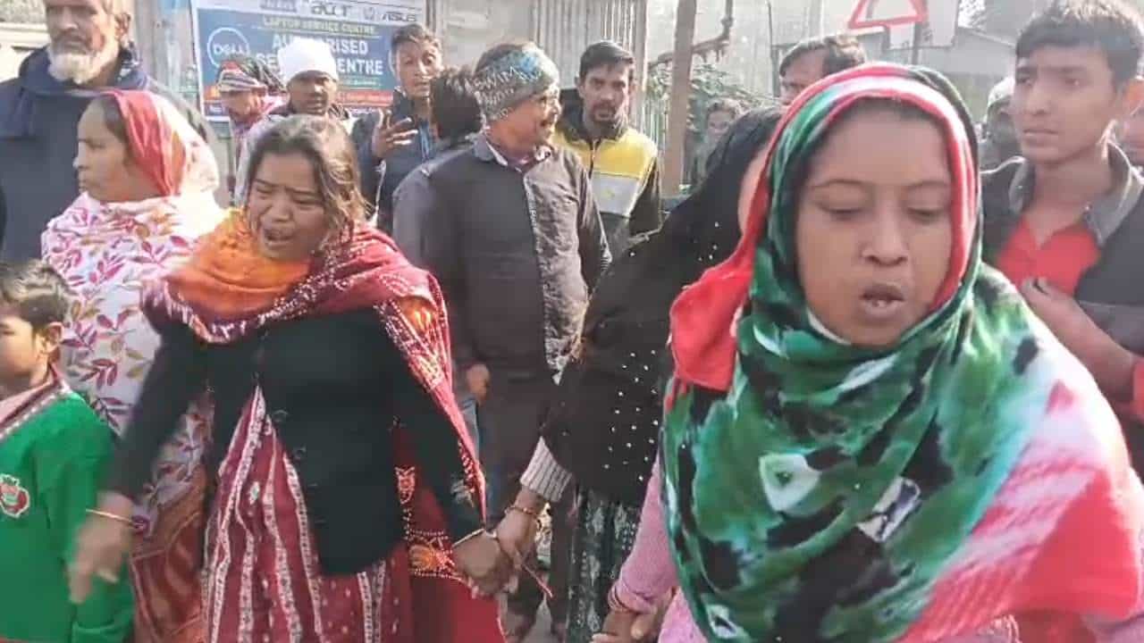 Cooch Behar: পুলিশের ‘মারে’ মৃত্যু মহিলার, থানায় আটকে পরিবারের আরও তিন, প্রতিবাদ পথ অবরোধ প্রতিবেশীদের Cooch Behar: পুলিশের ‘মারে’ মৃত্যু মহিলার, থানায় আটকে পরিবারের আরও তিন, প্রতিবাদ পথ অবরোধ প্রতিবেশীদের