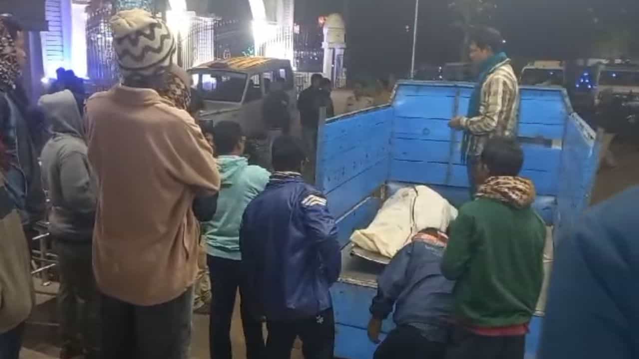 Gas cylinder blast: হাওড়ায় মেলায় বিস্ফোরণ, মৃত মহিলা, উড়ে গেল আরও একজনের পা Gas cylinder blast: হাওড়ায় মেলায় বিস্ফোরণ, মৃত মহিলা, উড়ে গেল আরও একজনের পা