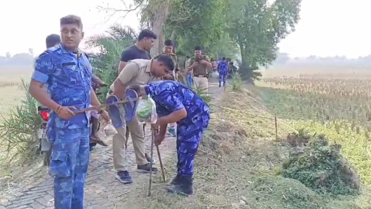 থ্যাঁতলানো মুখ, ভাঙা দাঁত, বীভৎস অবস্থায় জয়নগরে উদ্ধার মহিলার দেহ থ্যাঁতলানো মুখ, ভাঙা দাঁত, বীভৎস অবস্থায় জয়নগরে উদ্ধার মহিলার দেহ