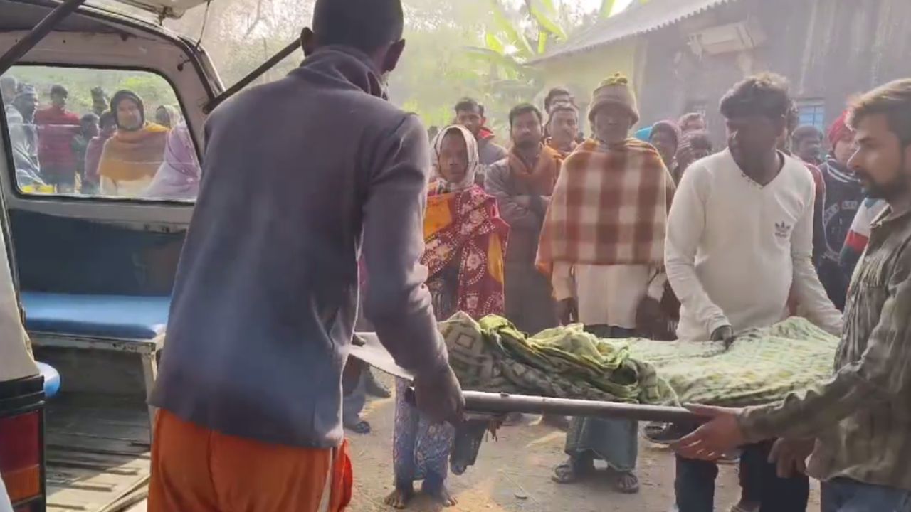 House broke down: আবাস যোজনার ঘর তৈরির জন্য থাকছিলেন কাঁচা বাড়িতে, সেই বাড়ি ভেঙে মৃত্যু ২ জনের