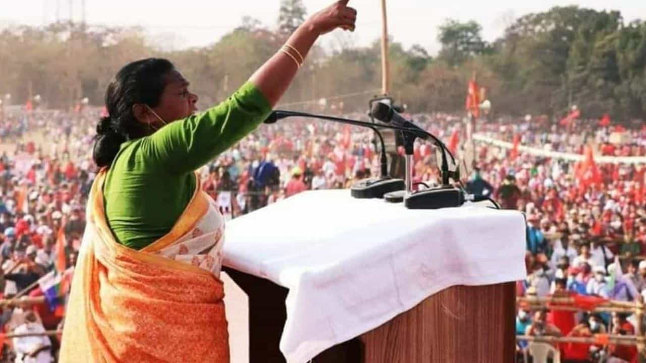 CPIM: ব্যক্তি পুজো নয়, দলগতভাবে TMC-BJP এর বিরুদ্ধে লড়াই চলবে, ‘ইতিহাস’ তৈরি করে বার্তা দেবলীনার CPIM: ব্যক্তি পুজো নয়, দলগতভাবে TMC-BJP এর বিরুদ্ধে লড়াই চলবে, ‘ইতিহাস’ তৈরি করে বার্তা দেবলীনার