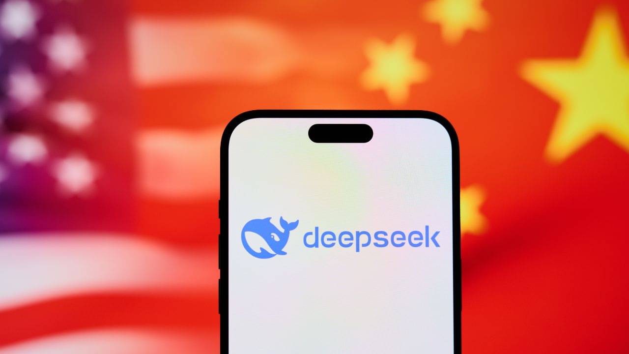 Chinese AI Chatbot DeepSeek: চিনা AI-এর মুখোমুখি আমেরিকা, বাজারে আসতেই হুড়মুড়িয়ে পড়ল শেয়ার, কী এই DeepSeek?