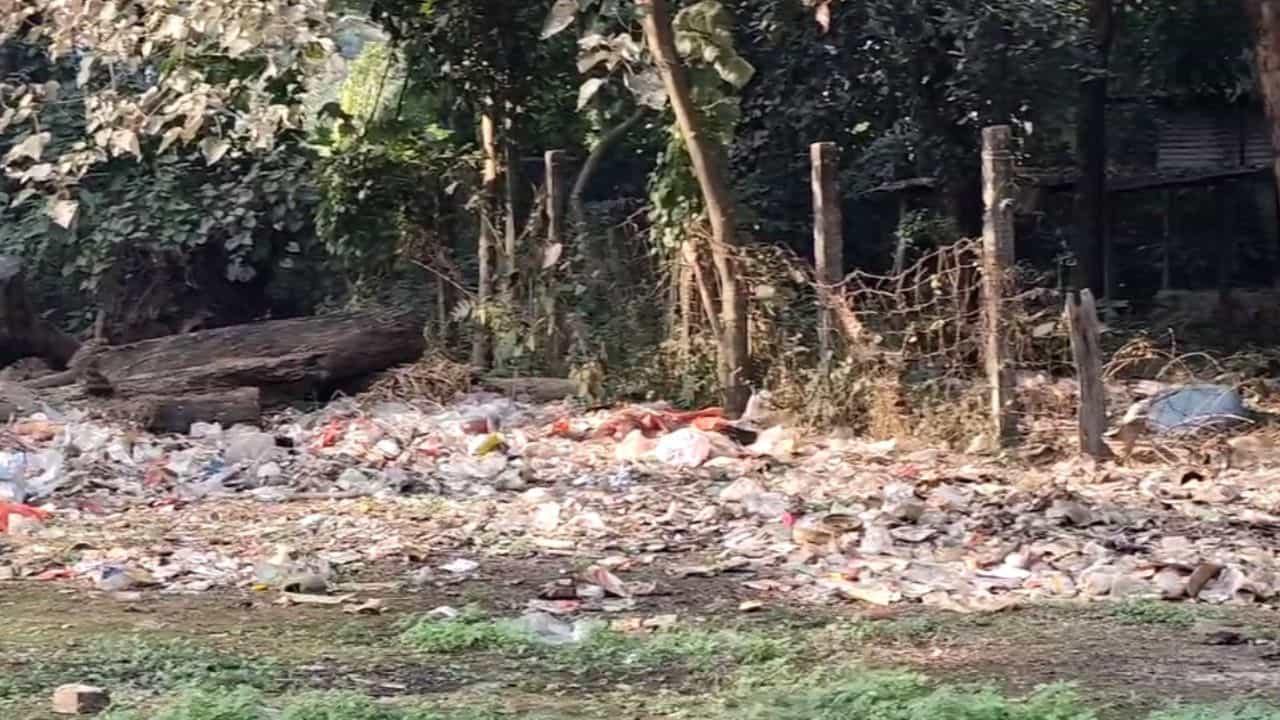 Dhupguri: ধূপগুড়িতে গিয়ে মন্ত্রীরা যে গেস্ট হাউসে থাকেন তার হাল দেখুন... Dhupguri: ধূপগুড়িতে গিয়ে মন্ত্রীরা যে গেস্ট হাউসে থাকেন তার হাল দেখুন...