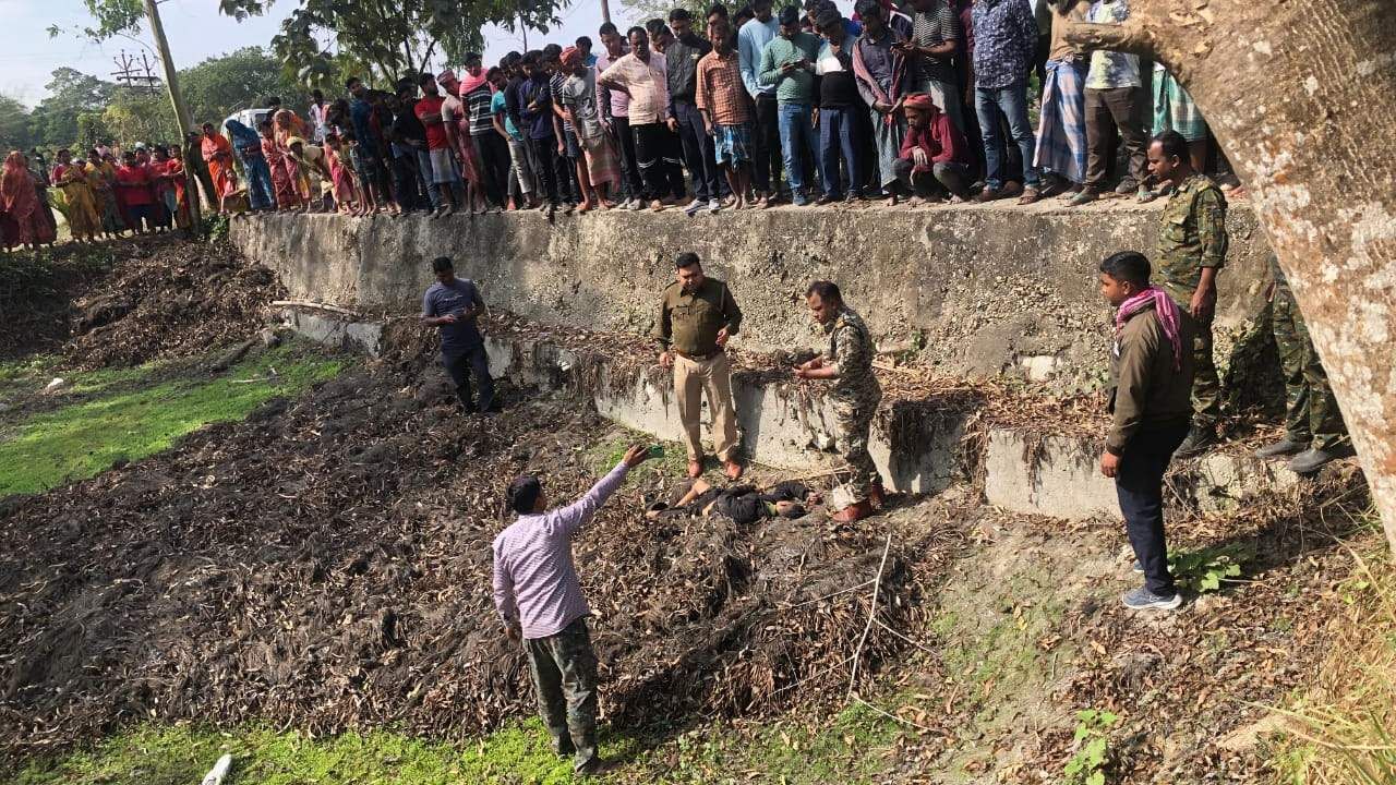 Murder: এ কী অবস্থায় পড়ে আছে ছেলেটা! মাঠে যেতেই চোখ কপালে উঠে গেল স্থানীয় বাসিন্দাদের, ছুটে এল পুলিশ