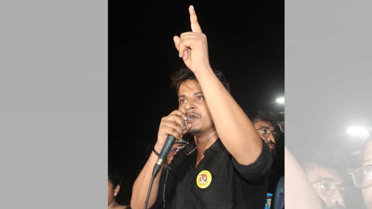 Junior Doctor: মারাত্মক অভিযোগ, RG Kar আন্দোলনের অন্যতম মুখ আসফাকুল্লা নাইয়ার বিরুদ্ধে, বাড়িতে গেল পুলিশ Junior Doctor: মারাত্মক অভিযোগ, RG Kar আন্দোলনের অন্যতম মুখ আসফাকুল্লা নাইয়ার বিরুদ্ধে, বাড়িতে গেল পুলিশ