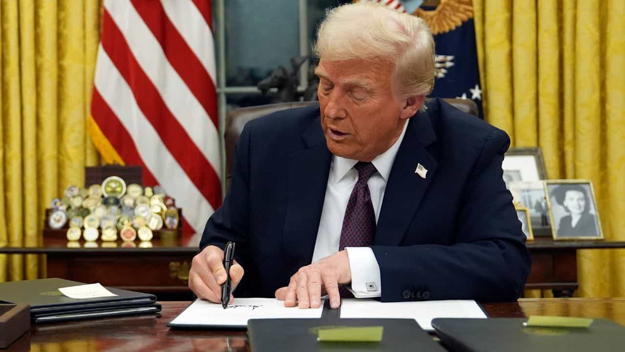 Donald Trump: জারি জরুরি অবস্থা! প্রেসিডেন্টের দায়িত্ব পেতেই এ কী কাণ্ড ঘটালেন ট্রাম্প? Donald Trump: জারি জরুরি অবস্থা! প্রেসিডেন্টের দায়িত্ব পেতেই এ কী কাণ্ড ঘটালেন ট্রাম্প?