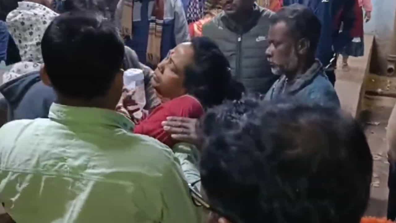 Durgapur: হাসপাতালের কোয়ার্টারে ঢুকেই মহিলা কর্মীর ওপর 'হামলা', গলায় অস্ত্রের কোপ ! Durgapur: হাসপাতালের কোয়ার্টারে ঢুকেই মহিলা কর্মীর ওপর 'হামলা', গলায় অস্ত্রের কোপ !