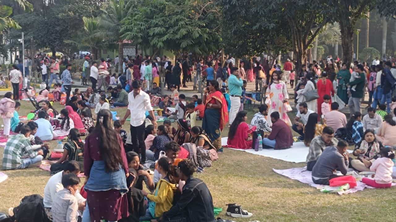 Eco Park: বছরের প্রথম দিনে হাড্ডাহাড্ডি লড়াই ইকো পার্ক আর চিড়িয়াখানার, জিতল কে? Eco Park: বছরের প্রথম দিনে হাড্ডাহাড্ডি লড়াই ইকো পার্ক আর চিড়িয়াখানার, জিতল কে?