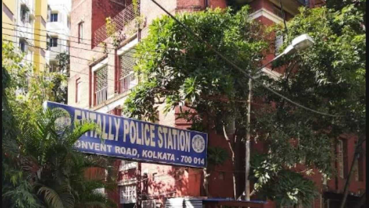 Bangladeshi Arrest: নথি ছাড়াই থাকছিলেন শিয়ালদহের গেস্ট হাউসে, বাংলাদেশি মহিলাকে জেরা করতেই চাঞ্চল্যকর তথ্য পেল পুলিশ Bangladeshi Arrest: নথি ছাড়াই থাকছিলেন শিয়ালদহের গেস্ট হাউসে, বাংলাদেশি মহিলাকে জেরা করতেই চাঞ্চল্যকর তথ্য পেল পুলিশ