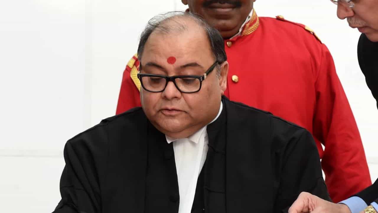 CAB: সিএবির অন্দরে শোরগোল, 'ব্যক্তিগত' কারণ দেখিয়ে ওম্বুডসম্যান পদ থেকে ইস্তফা প্রাক্তন বিচারপতির CAB: সিএবির অন্দরে শোরগোল, 'ব্যক্তিগত' কারণ দেখিয়ে ওম্বুডসম্যান পদ থেকে ইস্তফা প্রাক্তন বিচারপতির