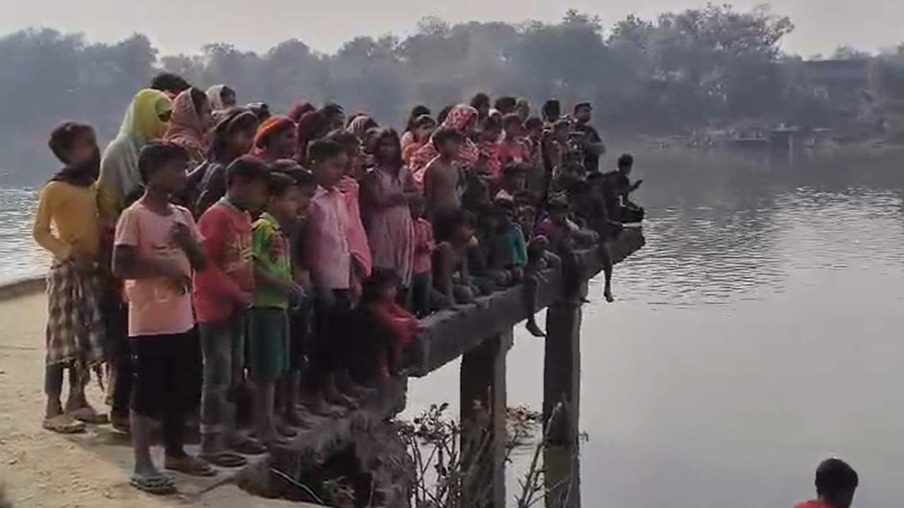 Farakka: কলেজ থেকে সাতদিন নিখোঁজ, শুধু উদ্ধার হয়েছিল ব্যাগ-মোবাইল! রবিবার সকালে যুবতীর অবস্থা দেখে থ পরিবার Farakka: কলেজ থেকে সাতদিন নিখোঁজ, শুধু উদ্ধার হয়েছিল ব্যাগ-মোবাইল! রবিবার সকালে যুবতীর অবস্থা দেখে থ পরিবার