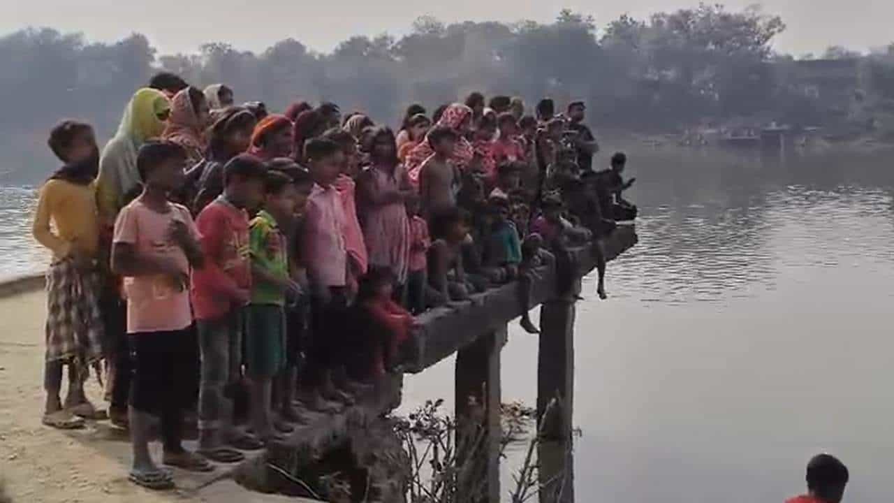 Farakka: কলেজ থেকে সাতদিন নিখোঁজ, শুধু উদ্ধার হয়েছিল ব্যাগ-মোবাইল! রবিবার সকালে যুবতীর অবস্থা দেখে থ পরিবার Farakka: কলেজ থেকে সাতদিন নিখোঁজ, শুধু উদ্ধার হয়েছিল ব্যাগ-মোবাইল! রবিবার সকালে যুবতীর অবস্থা দেখে থ পরিবার