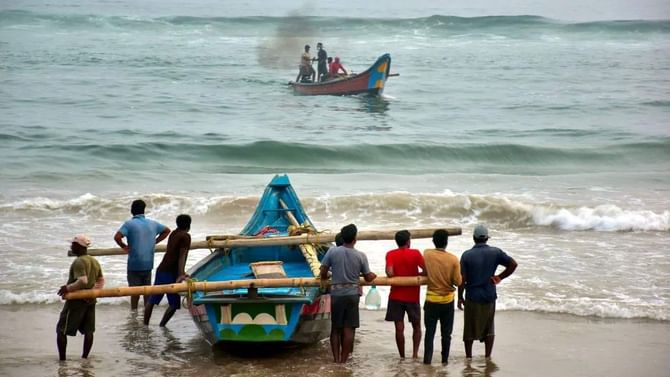 গঙ্গাসাগরে অপেক্ষায় মমতা, বাংলাদেশ থেকে ফিরছেন ৯৫ মৎসজীবী