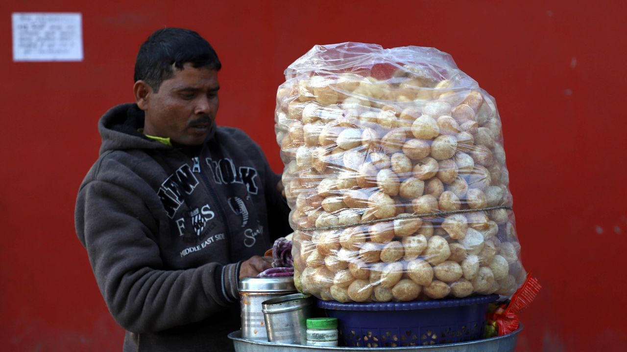 Fuchka Seller Earning: ফুচকা বিক্রি করেই বছরে আয় ৪০ লাখ! হিসাব দেখে চোখ কপালে প্রশাসনেরই