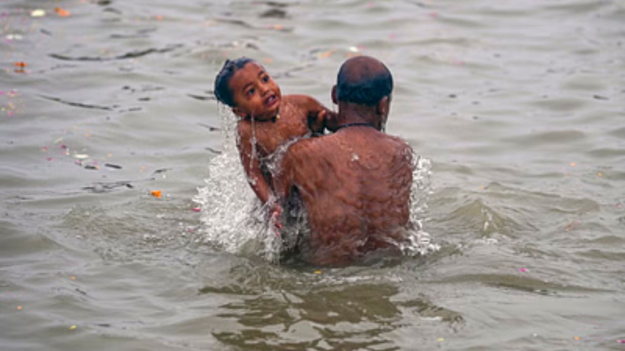 Ganga Snan: গঙ্গাসাগর হোক বা মহাকুম্ভ, গঙ্গা স্নানের এই নিয়ম না জানলে কিন্তু কষ্টই বৃথা Ganga Snan: গঙ্গাসাগর হোক বা মহাকুম্ভ, গঙ্গা স্নানের এই নিয়ম না জানলে কিন্তু কষ্টই বৃথা
