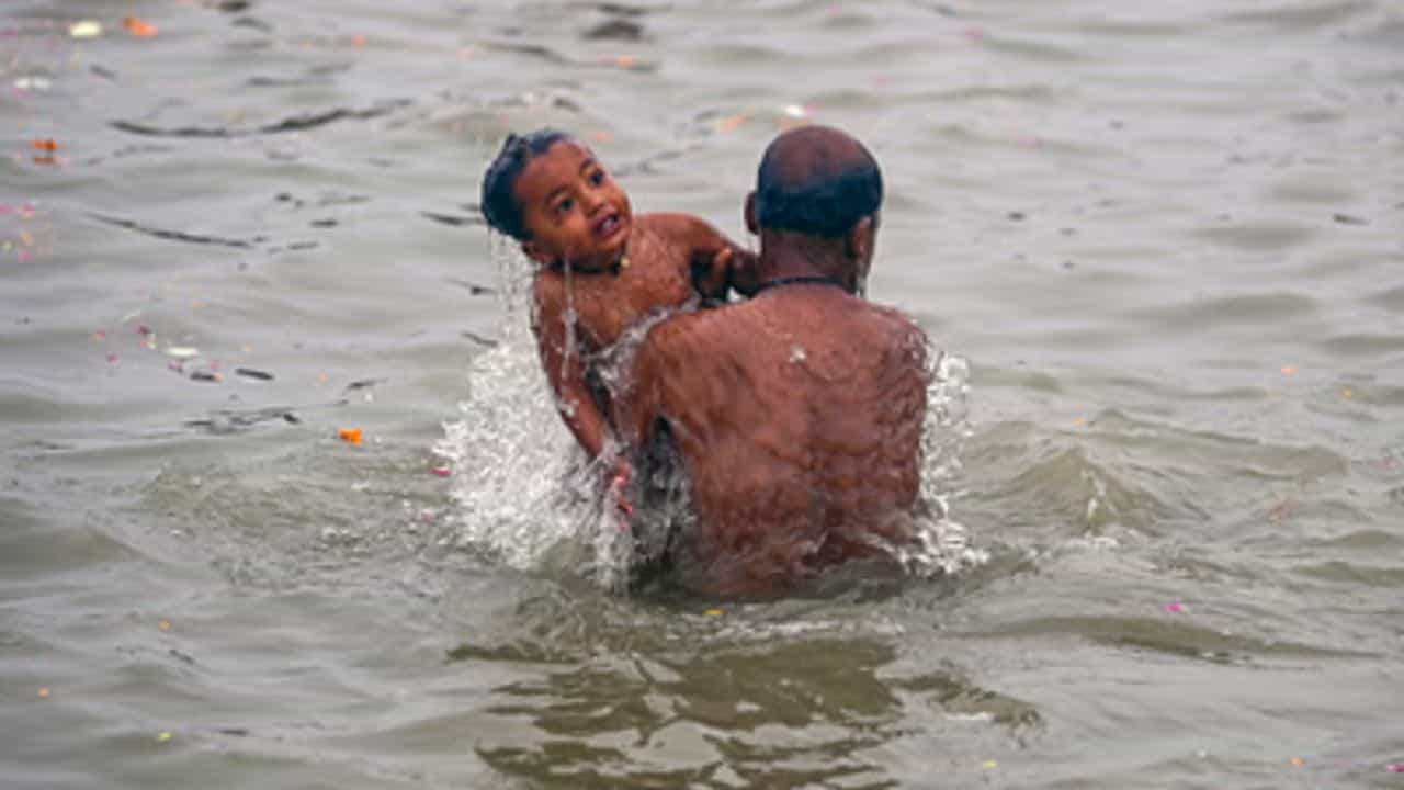 Ganga Snan: গঙ্গাসাগর হোক বা মহাকুম্ভ, গঙ্গা স্নানের এই নিয়ম না জানলে কিন্তু কষ্টই বৃথা Ganga Snan: গঙ্গাসাগর হোক বা মহাকুম্ভ, গঙ্গা স্নানের এই নিয়ম না জানলে কিন্তু কষ্টই বৃথা