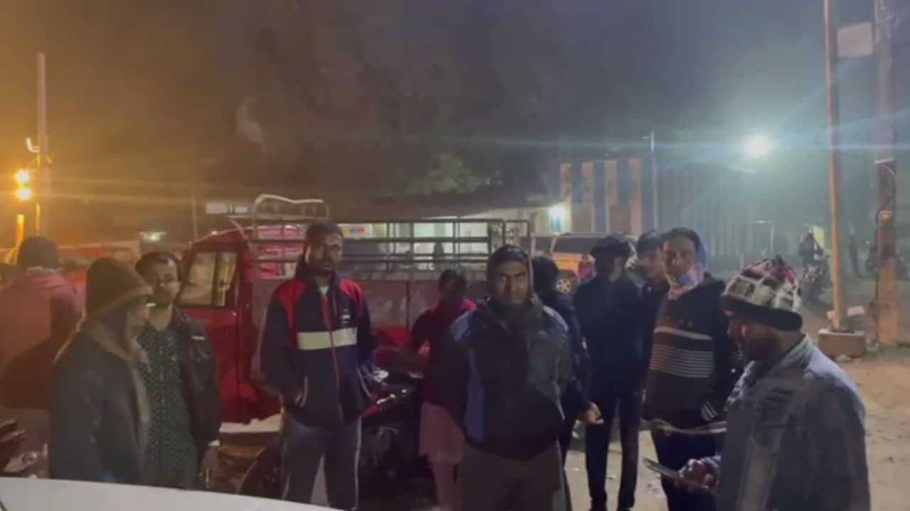 Ghatal: পড়তে যাওয়ার সময় স্কুল পড়ুয়াদের উত্যক্ত করত, সেই রোমিওদের খুঁজছে পুলিশ