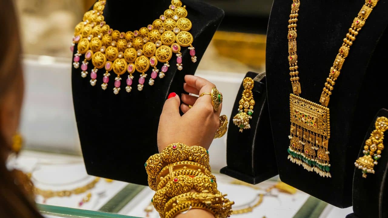 Gold Rates Today: ছুঁলেই লাগবে ৪৪০ ভোল্টের ঝটকা! সোনার দরে ঘুম উড়ল মধ্যবিত্তের