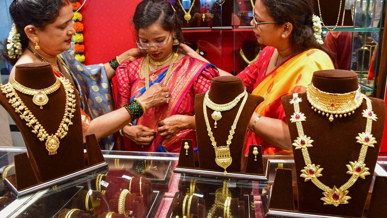 Gold Rates Today: ৮০ হাজার টাকা ছুঁইছুঁই সোনার দাম! বিয়ের মরসুমের আগেই আতঙ্কে মধ্যবিত্ত