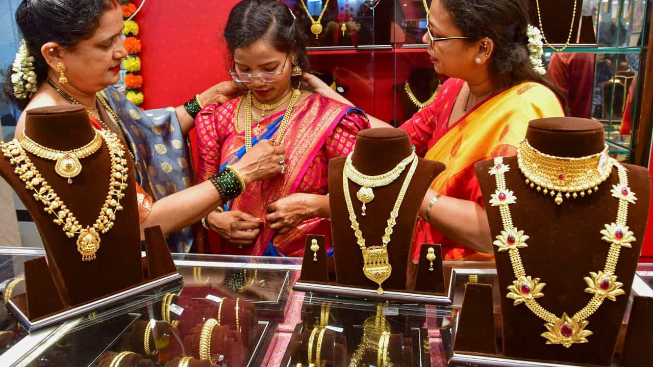 Gold Price Today: একদিনে বাড়ল চার হাজার টাকা! হাড় কাঁপানো শীতে শরীরে গরম ধরাচ্ছে সোনার দর Gold Price Today: একদিনে বাড়ল চার হাজার টাকা! হাড় কাঁপানো শীতে শরীরে গরম ধরাচ্ছে সোনার দর