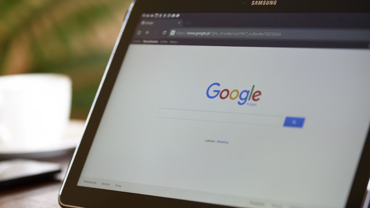 সব প্রশ্নের উত্তর রয়েছে গুগলের কাছে। রকেট সায়েন্স থেকে অতি সাধারণ কোনও বিষয়, একবার টাইপ করলেই কয়ের সেকেন্ডের মধ্যে উত্তর হাজির হবে সামনে। 