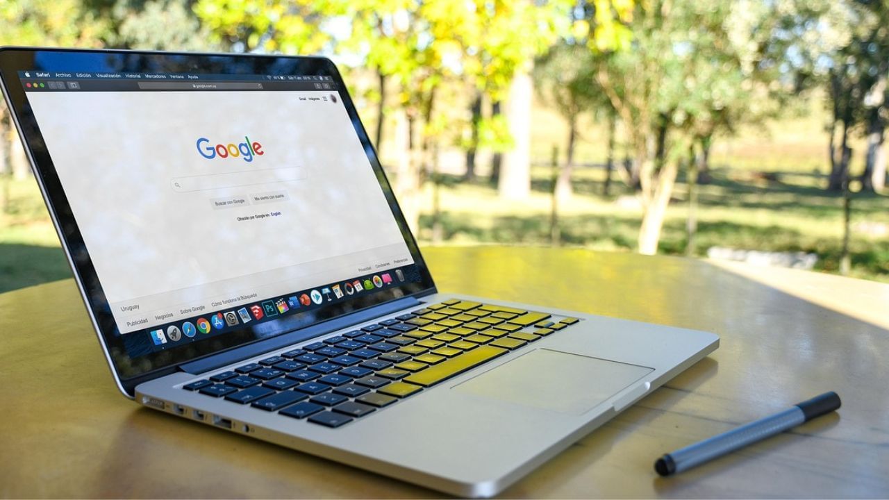 কী সেই জিনিস? আপনি যদি গুগলে বোমা তৈরির পদ্ধতি সার্চ করেন, তবে সোজা বাড়িতে হাজির হবে পুলিশ। 