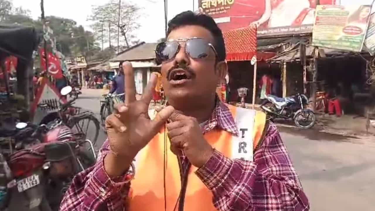 কথা বলতে পারেন না, বাঁশিতে ফুঁ দিয়ে দিব্বি ট্রাফিক সামলান গুড়াপের চন্দ্রনাথ কথা বলতে পারেন না, বাঁশিতে ফুঁ দিয়ে দিব্বি ট্রাফিক সামলান গুড়াপের চন্দ্রনাথ