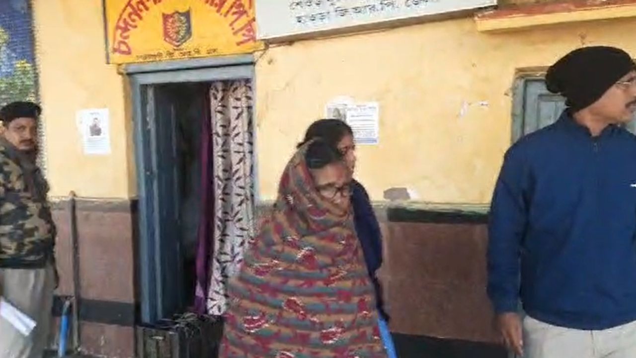 Hooghly: ট্রেনে এই মহিলা ওঠার পর থেকেই দুর্গন্ধ ছড়াচ্ছিল, যাত্রীরা অভিযোগ করেন, ট্রেন থেকে নামার পরই মহিলাকে গ্রেফতার করল জিআরপি Hooghly: ট্রেনে এই মহিলা ওঠার পর থেকেই দুর্গন্ধ ছড়াচ্ছিল, যাত্রীরা অভিযোগ করেন, ট্রেন থেকে নামার পরই মহিলাকে গ্রেফতার করল জিআরপি
