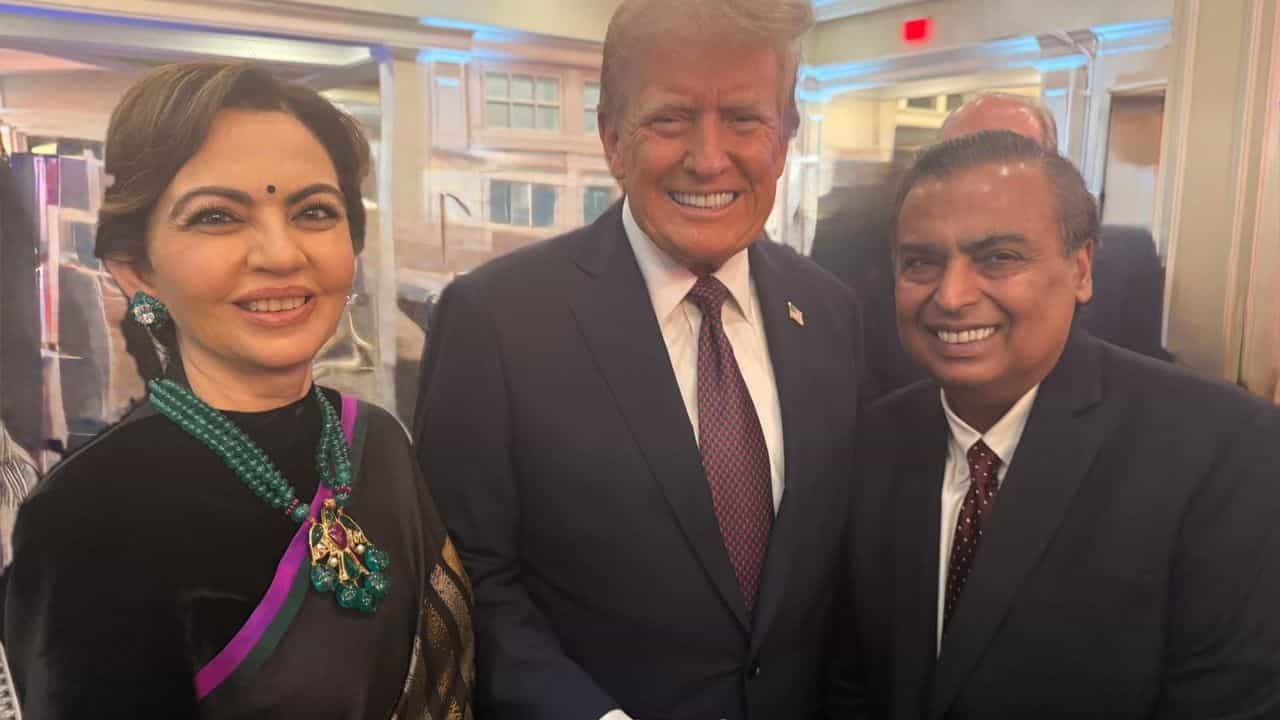 Donald Trump: দিন পেরলেই শপথগ্রহণ! আগের রাতেই ট্রাম্পের 'প্রাইভেট পার্টিতে' পৌঁছলেন অম্বানী দম্পতি Donald Trump: দিন পেরলেই শপথগ্রহণ! আগের রাতেই ট্রাম্পের 'প্রাইভেট পার্টিতে' পৌঁছলেন অম্বানী দম্পতি