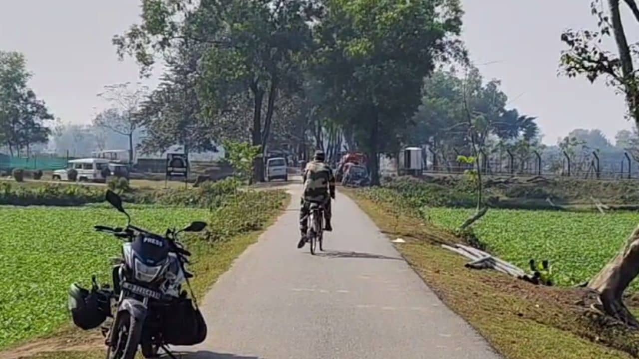 India-Bangladesh: একটুকু মাটিও ওঁদের ছাড়ব না, ভারত-বাংলাদেশ সীমান্তে দাঁড়িয়ে বললেন ভারতীয়রা