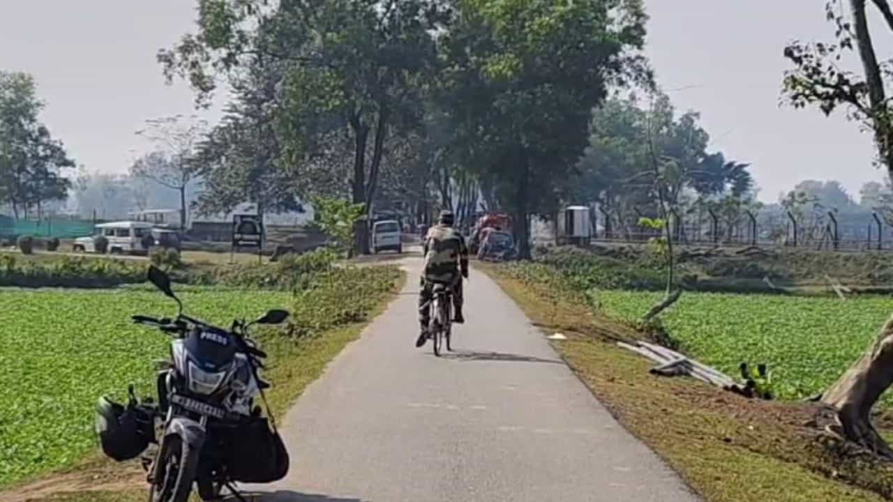 India-Bangladesh: 'একটুকু মাটিও ওঁদের ছাড়ব না', ভারত-বাংলাদেশ সীমান্তে দাঁড়িয়ে বললেন ভারতীয়রা India-Bangladesh: 'একটুকু মাটিও ওঁদের ছাড়ব না', ভারত-বাংলাদেশ সীমান্তে দাঁড়িয়ে বললেন ভারতীয়রা