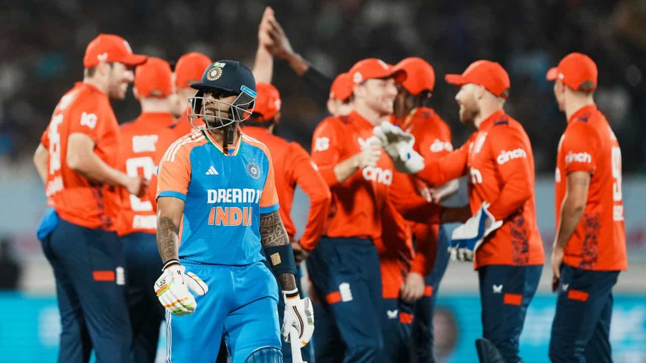 IND vs ENG Match: ব্যাটিং ব্যর্থতা জারি ক্যাপ্টেন স্কাইয়ের, রাজকোটে জিতে সিরিজ জিইয়ে রাখল ইংল্যান্ড IND vs ENG Match: ব্যাটিং ব্যর্থতা জারি ক্যাপ্টেন স্কাইয়ের, রাজকোটে জিতে সিরিজ জিইয়ে রাখল ইংল্যান্ড