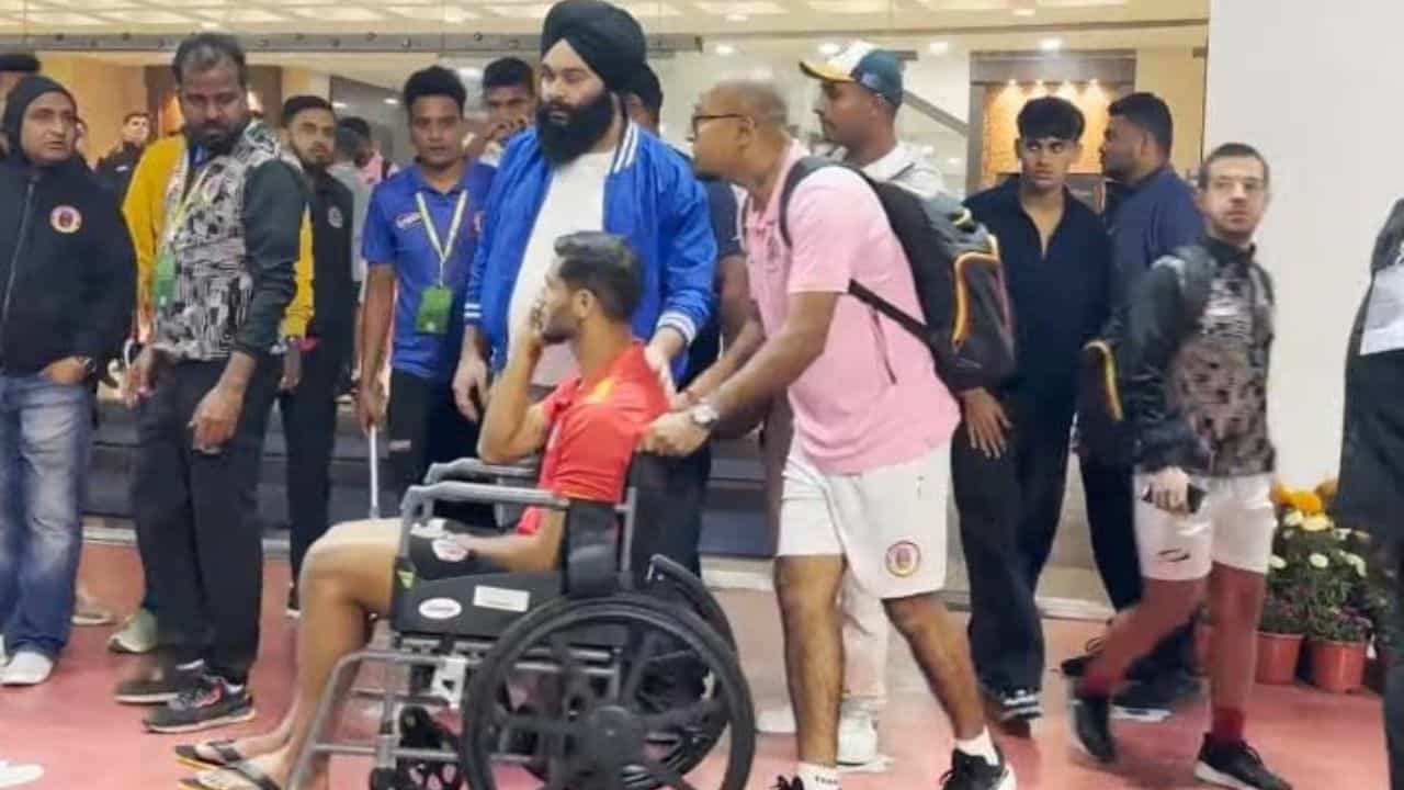 ISL, Kolkata Derby: ডার্বির আগে বড় বিপর্যয় ইস্টবেঙ্গলের, তারকা ফুটবলারকে নিয়ে আচমকাই ধোঁয়াশা ISL, Kolkata Derby: ডার্বির আগে বড় বিপর্যয় ইস্টবেঙ্গলের, তারকা ফুটবলারকে নিয়ে আচমকাই ধোঁয়াশা