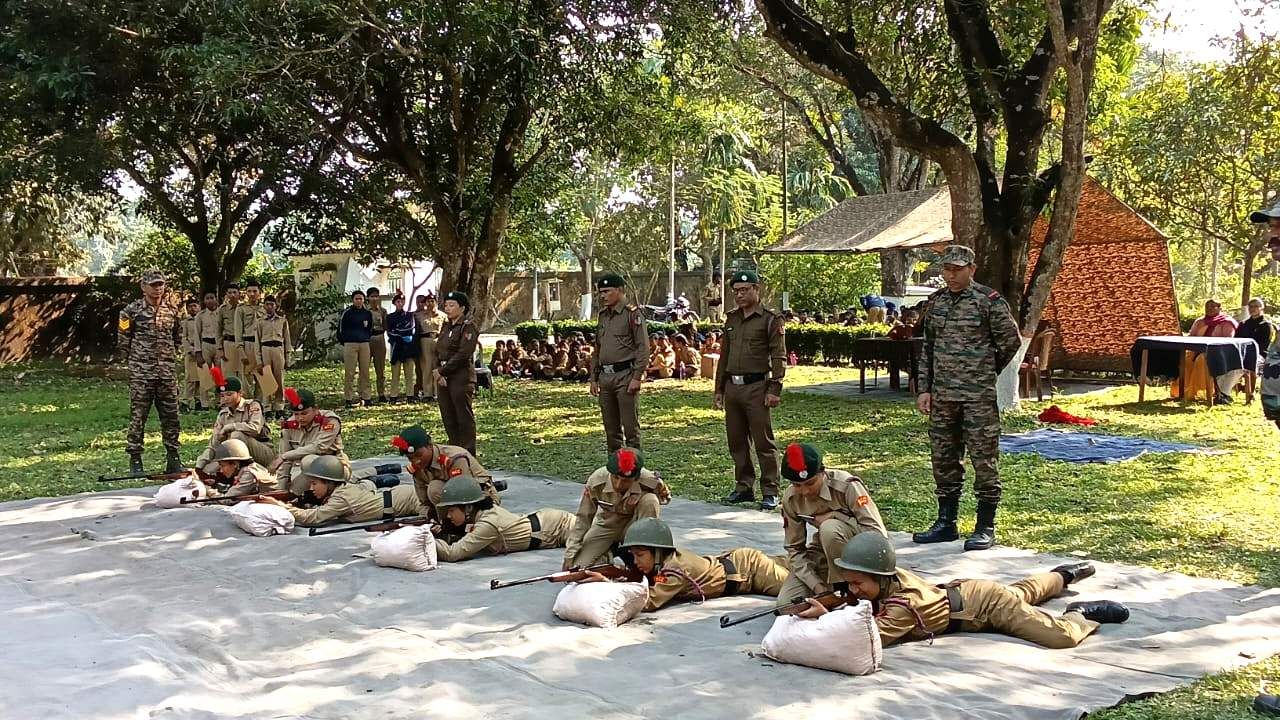 Border Tension: সাবধানের মার নেই! যে কোনও সময় এপারে ঢুকতে পারে ওরা, পাল্টা দিতে অস্ত্র ধরল পড়ুয়ারাও