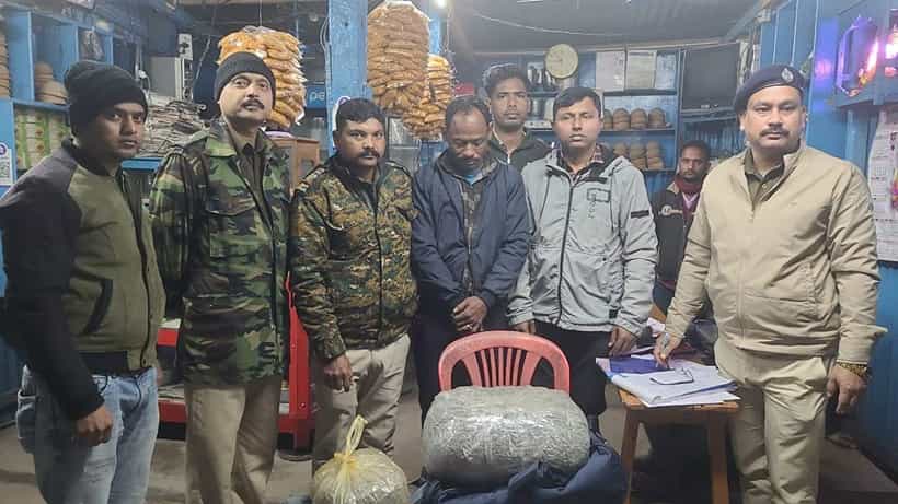 Jalpaiguri: টোটো দাঁড় করাতেই সব বানচাল! পাচারের আগেই প্রায় ১৪ কেজি-সমেত যাত্রীকে ধরল পুলিশ